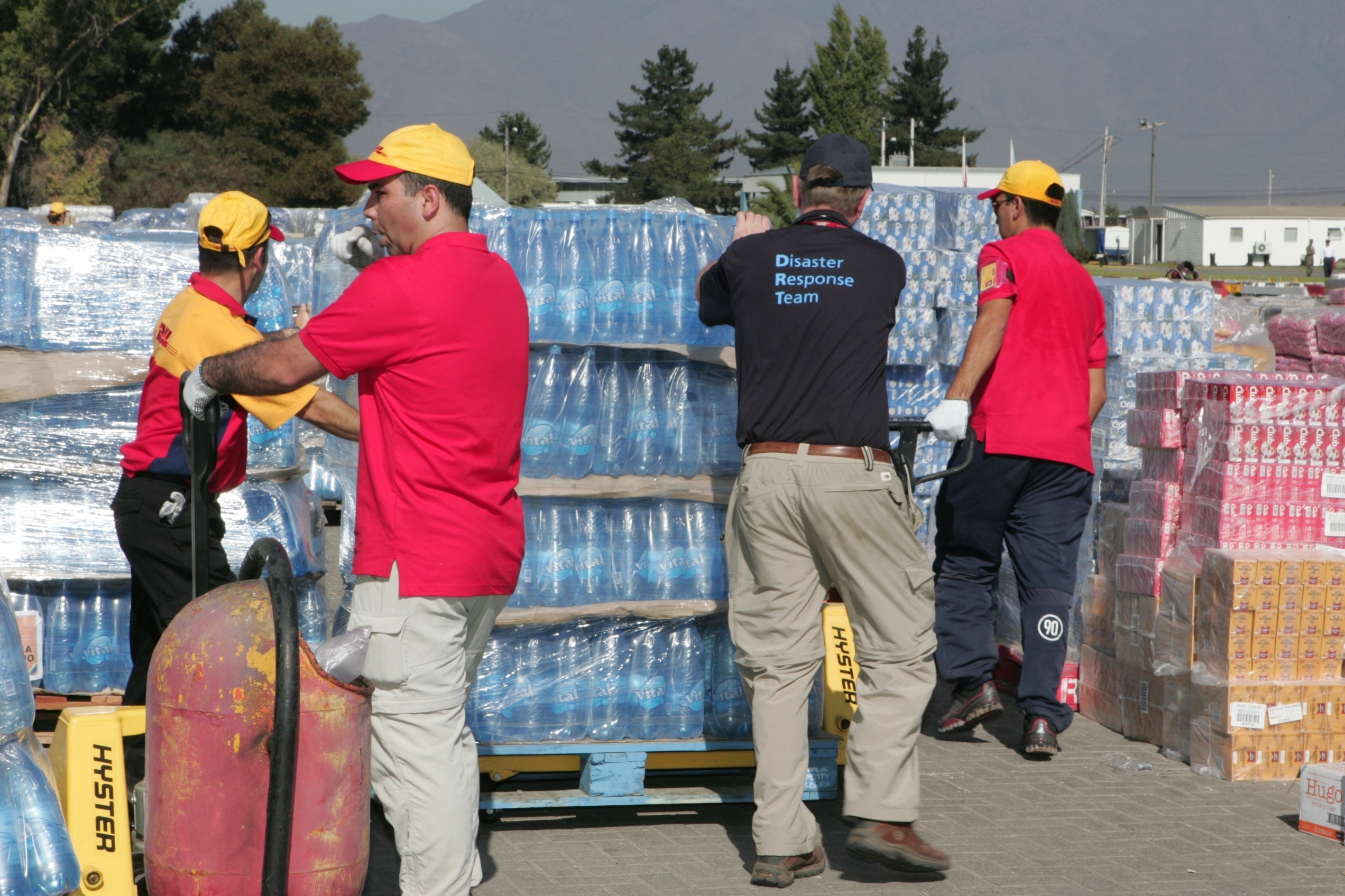 Mitarbeiter des Disaster Response Teams der Deutsche Post DHL Group bei einem früheren Einsatz in Chile