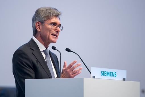 Siemens-Vorstandsvorsitzender Joe Kaeser am Rednerpult auf der Hauptversammlung 2016 der Siemens AG in München 