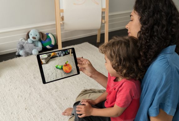 Pressebild Apple: Mutter mit Kind und iPad